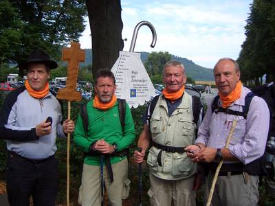 4 Pilger am Start auf dem Jakobsweg